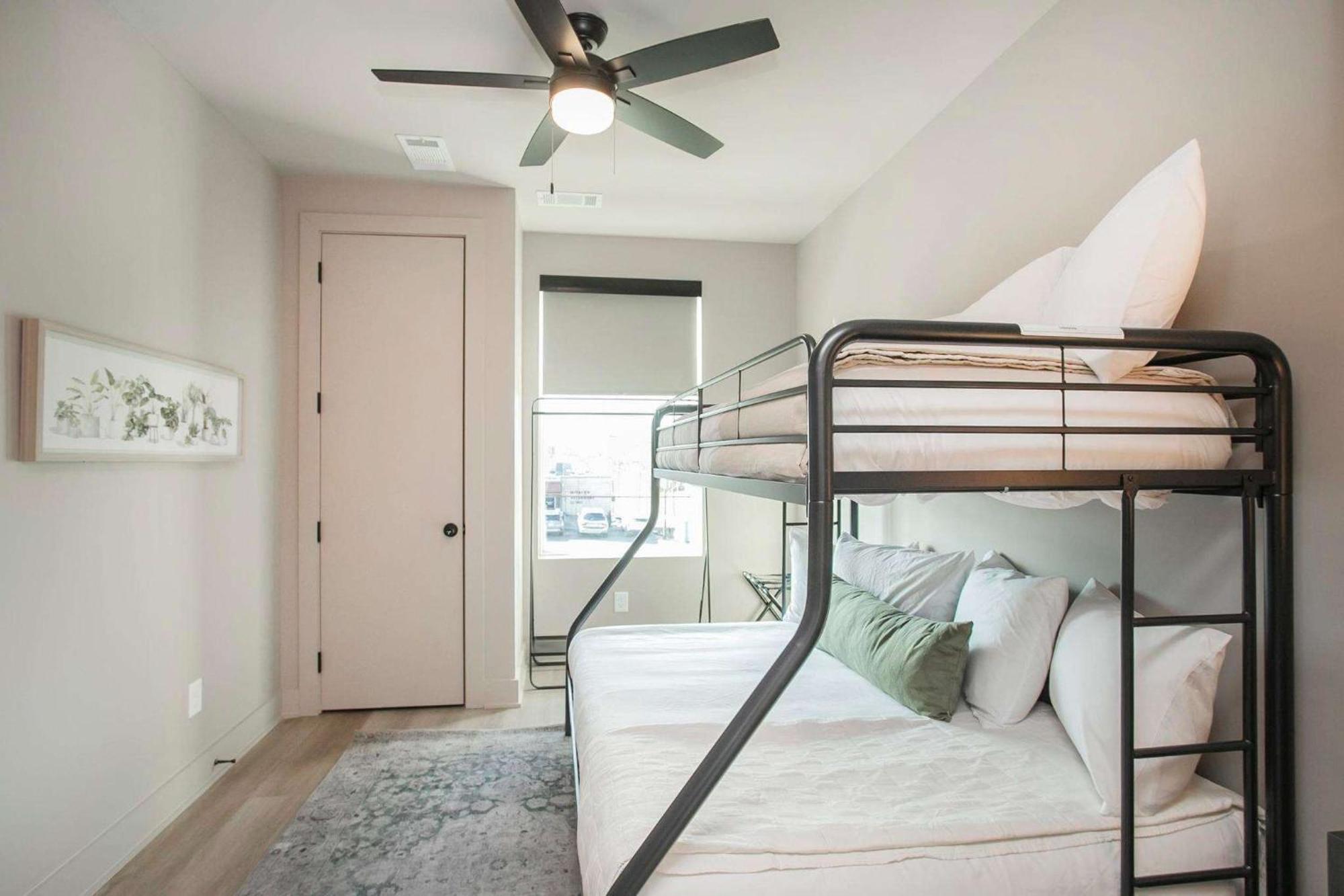 Chic 2br With Loft In East Nash Sleeps 6 *