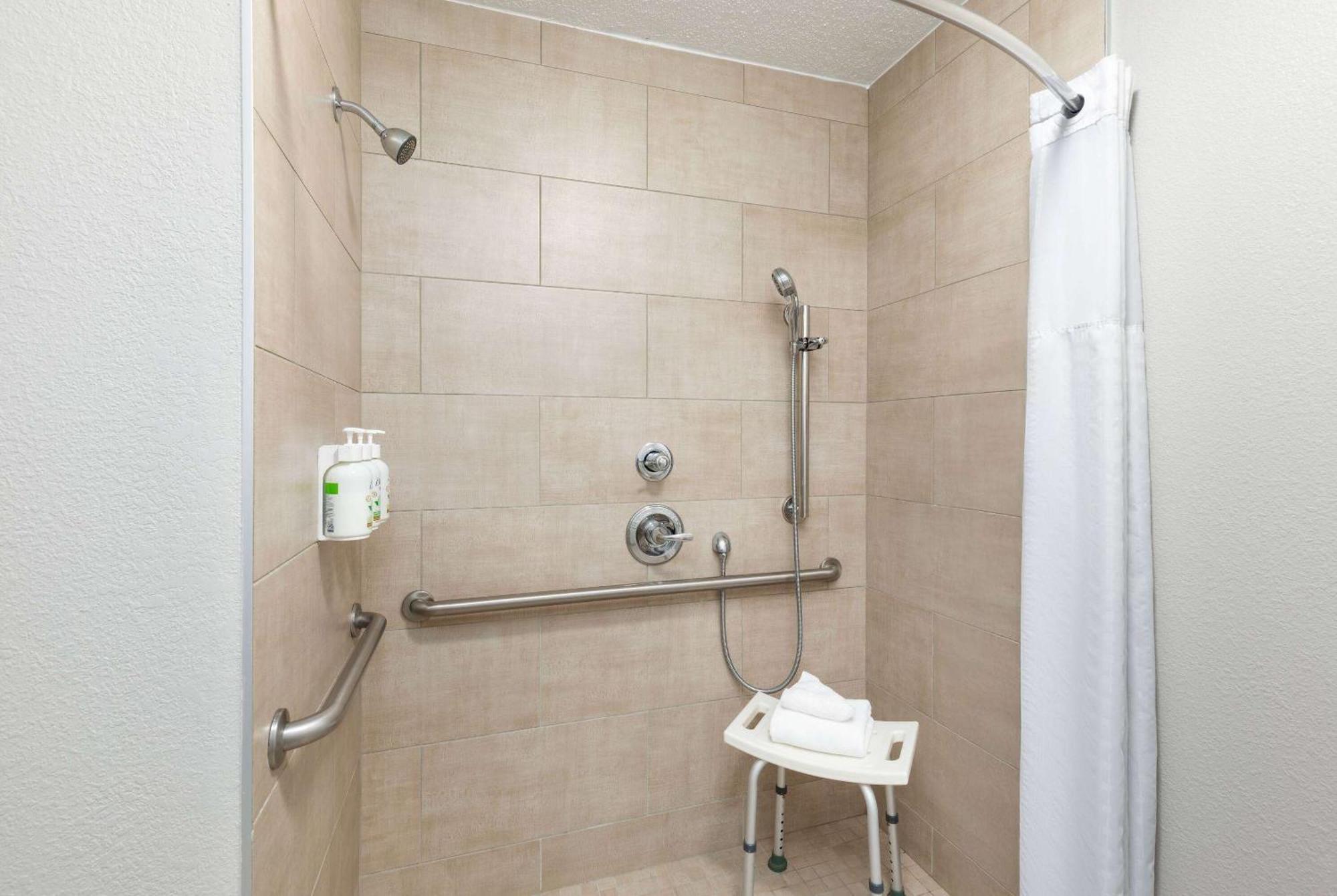 Baymont By Wyndham Airport Hotel 2*