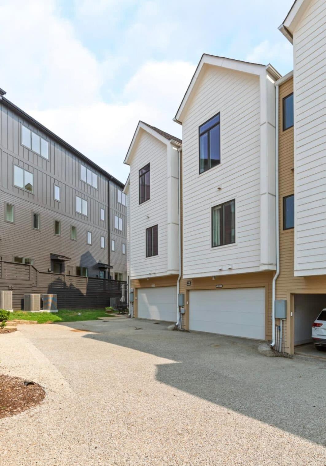 Stylish 4 Bed With Rooftop, Garage Near Hot Spots Less Than 5 Mins To Belmont, 10 Mins To Broadway, 24 Hour Hospitality Team, Perfect For Groups, Available For Long Term * Nashville