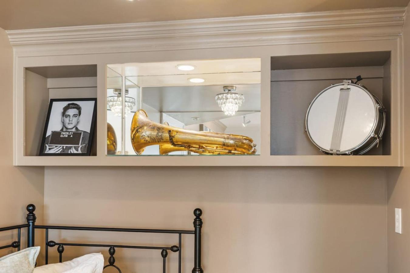 Pool, Walk Restaurants Bars On Famous Music Row Nashville