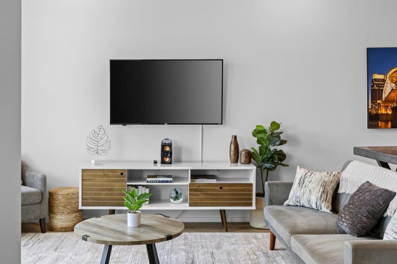 On The River - River Views Walk To Broadway Apartment Nashville