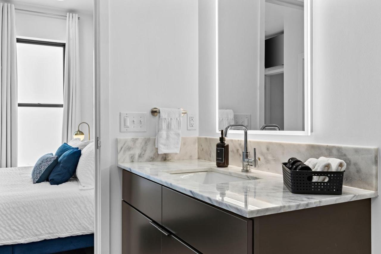 On The River - River Views Walk To Broadway Apartment *