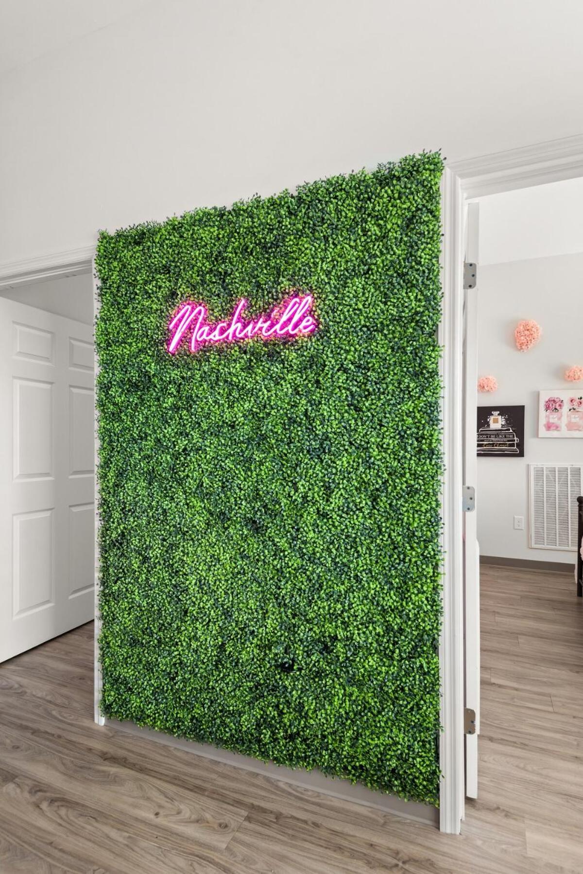 Unit 106 Stylish With Free Parking And Close To Downtown *