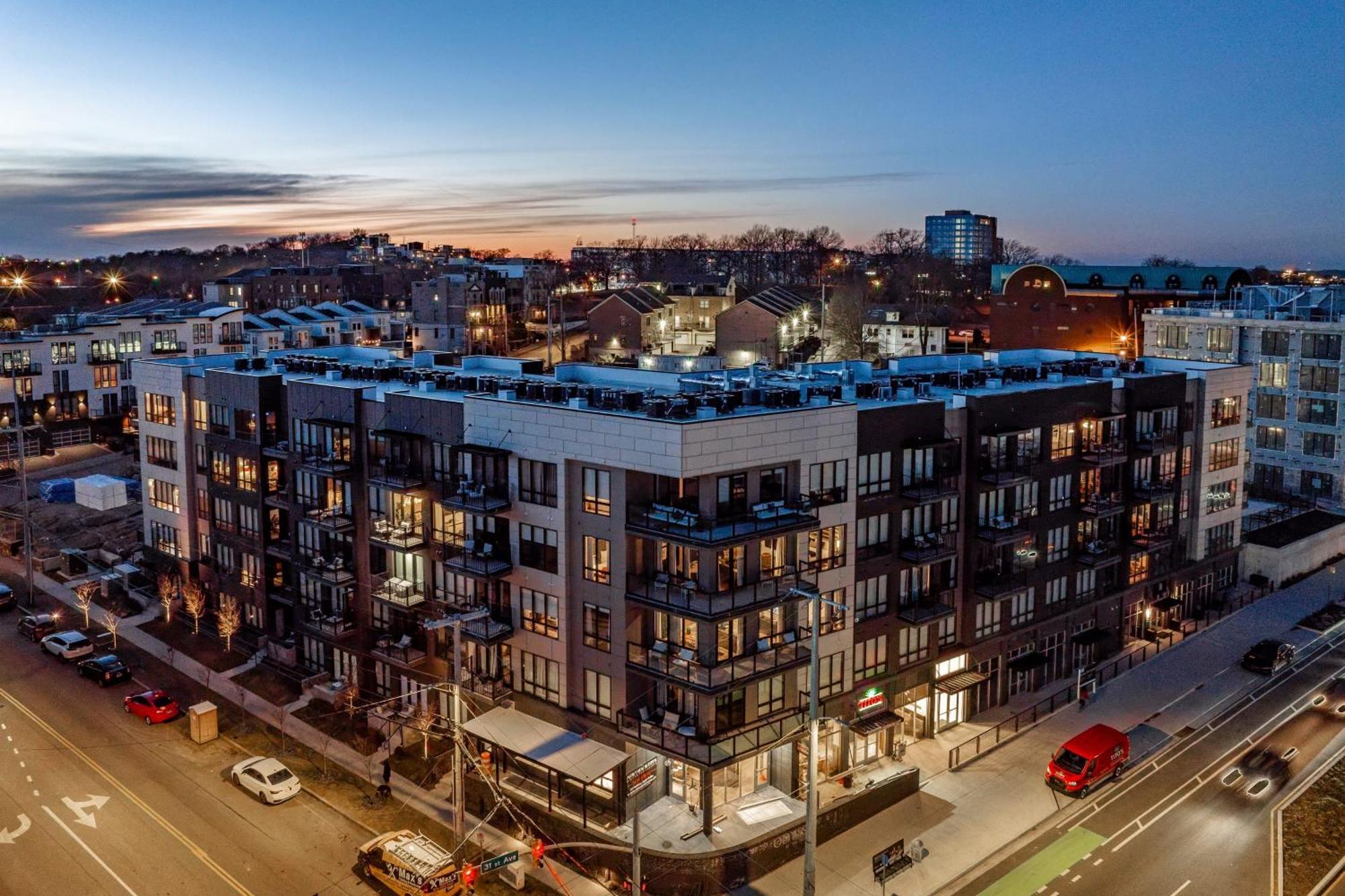 Prime Walkable Midtown Location Pool Gym Outlaws Den By Avantstay