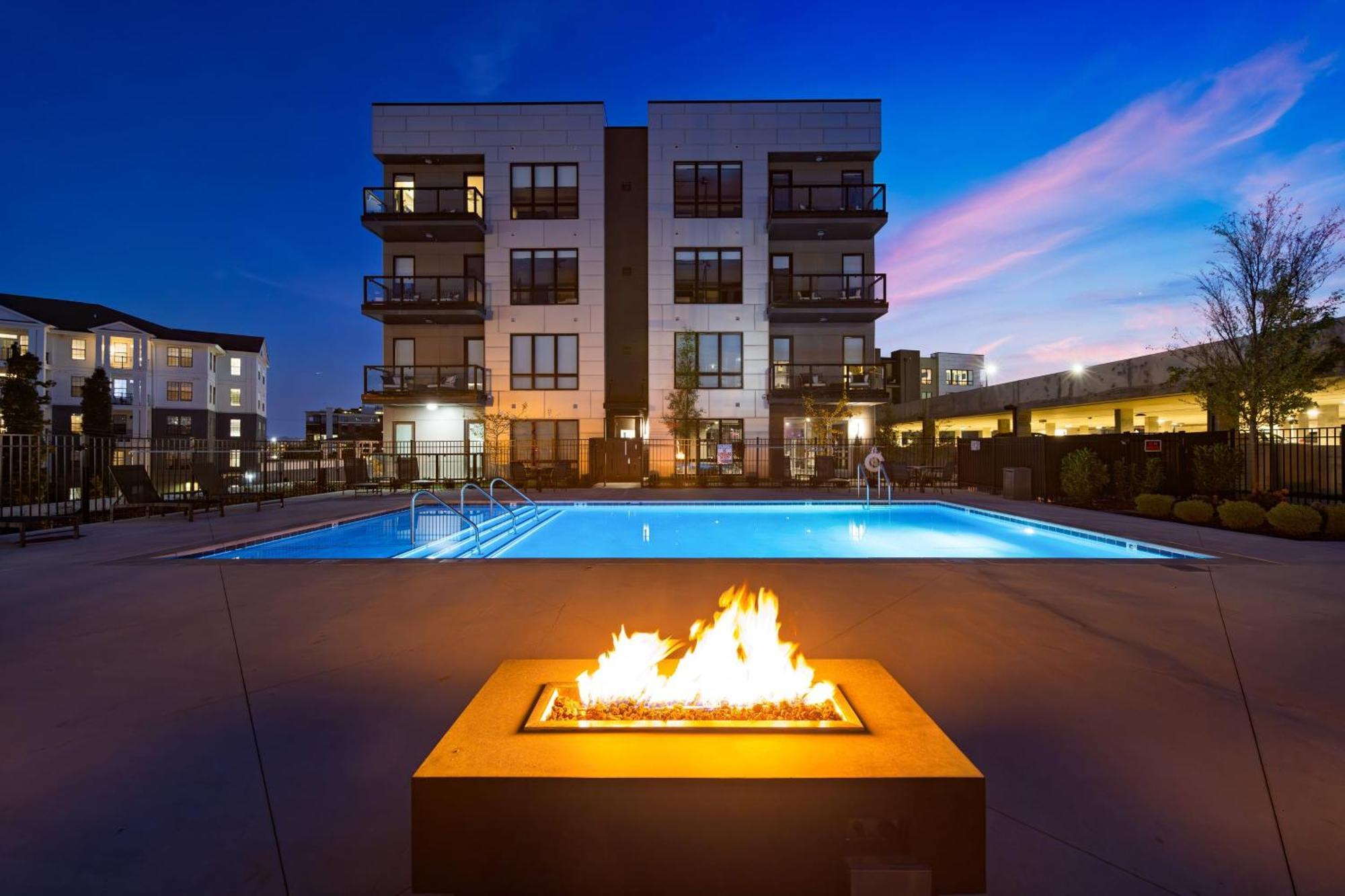 Prime Walkable Midtown Location Pool Gym Outlaws Den By Avantstay * Nashville