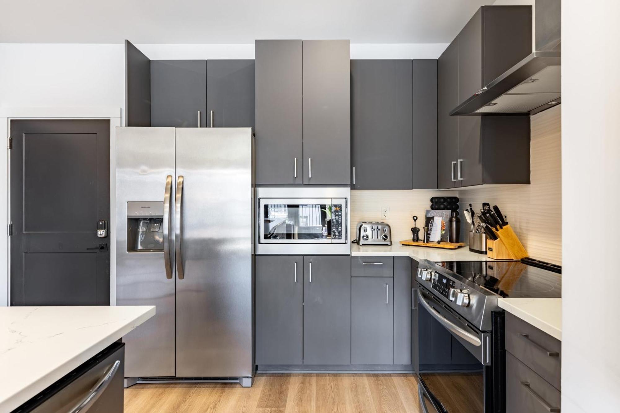 Holiday home Prime Walkable Midtown Location Pool Gym Outlaws Den By Avantstay