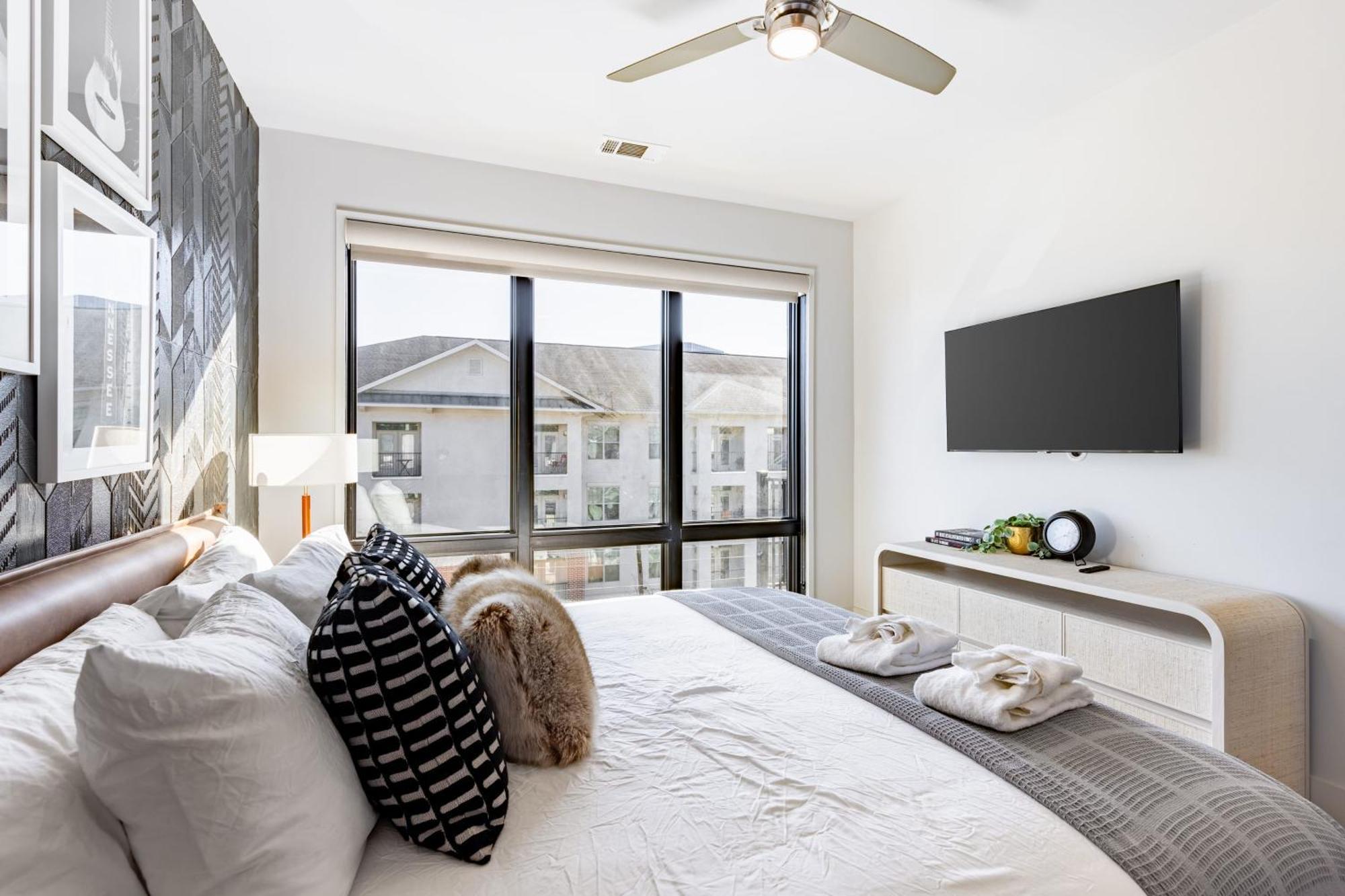 Prime Walkable Midtown Location Pool Gym Outlaws Den By Avantstay * Nashville