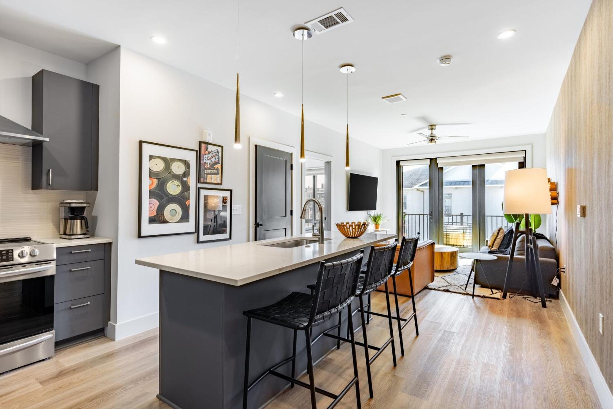 Prime Walkable Midtown Location Pool Gym Outlaws Den By Avantstay * Nashville