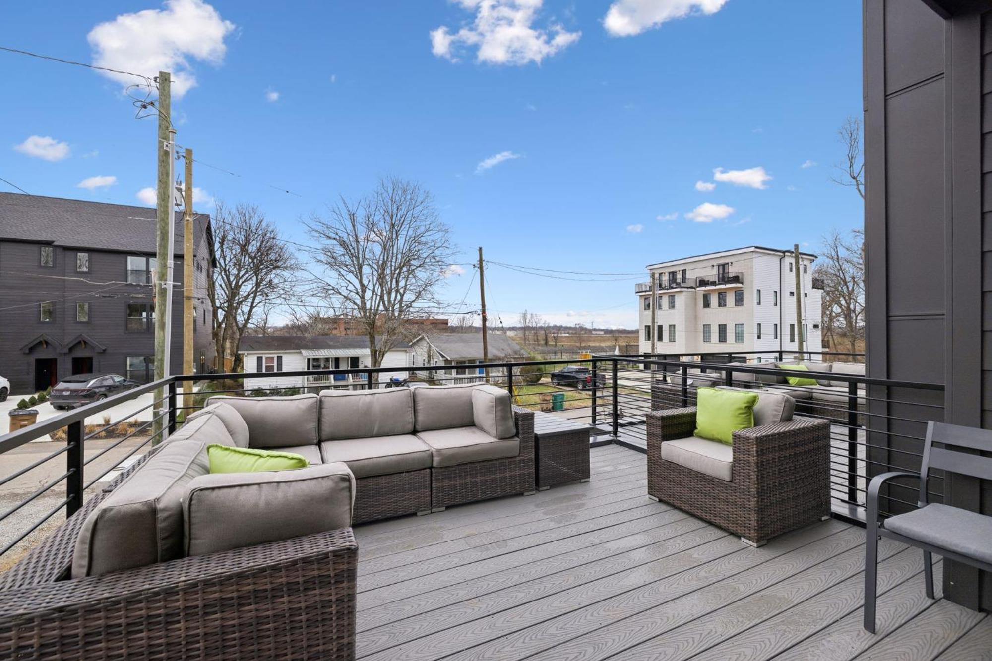 Holiday home Stylish Multi-level Retreat Rooftop & Pool Table