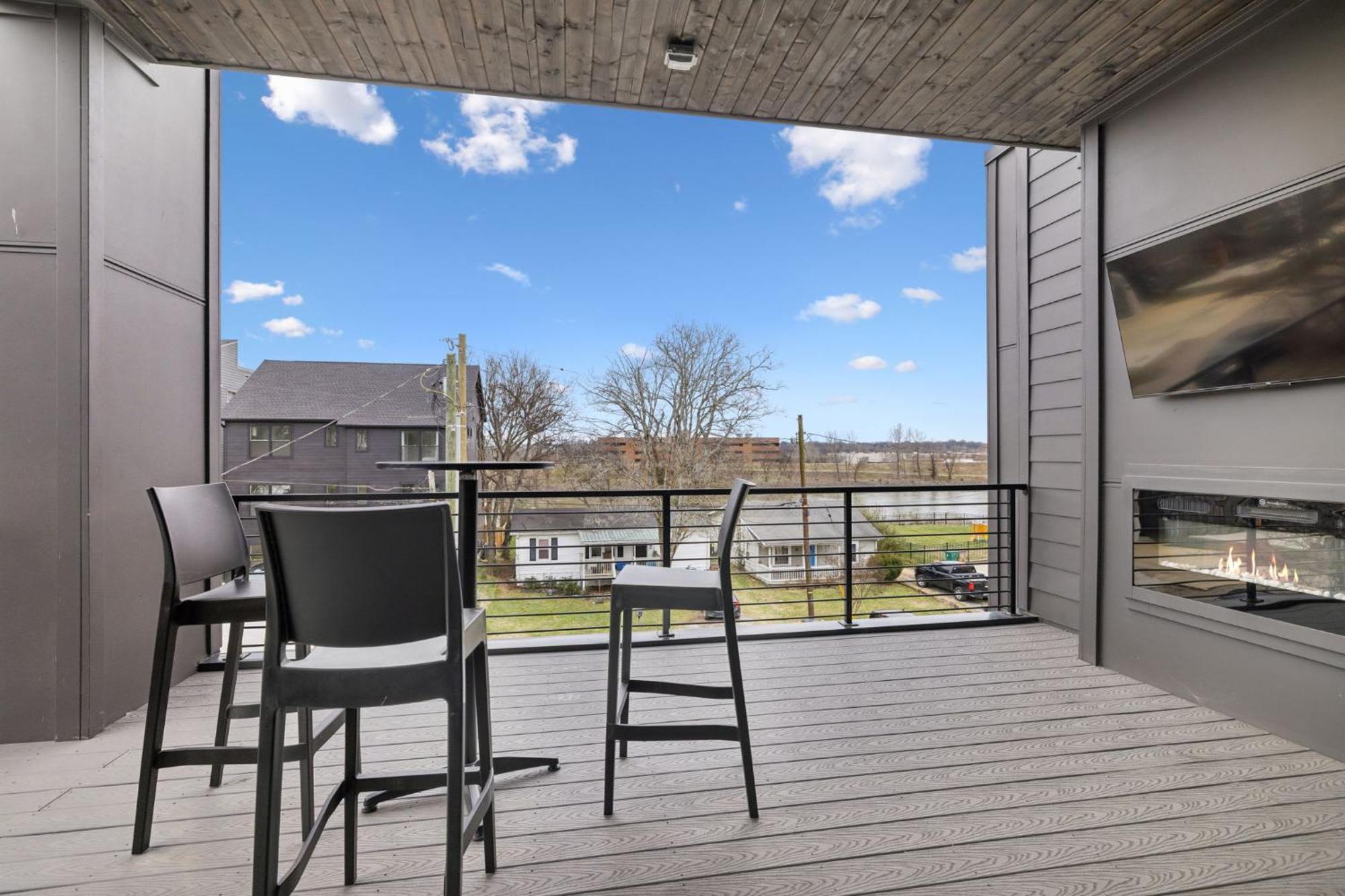 Stylish Multi-level Retreat Rooftop & Pool Table *