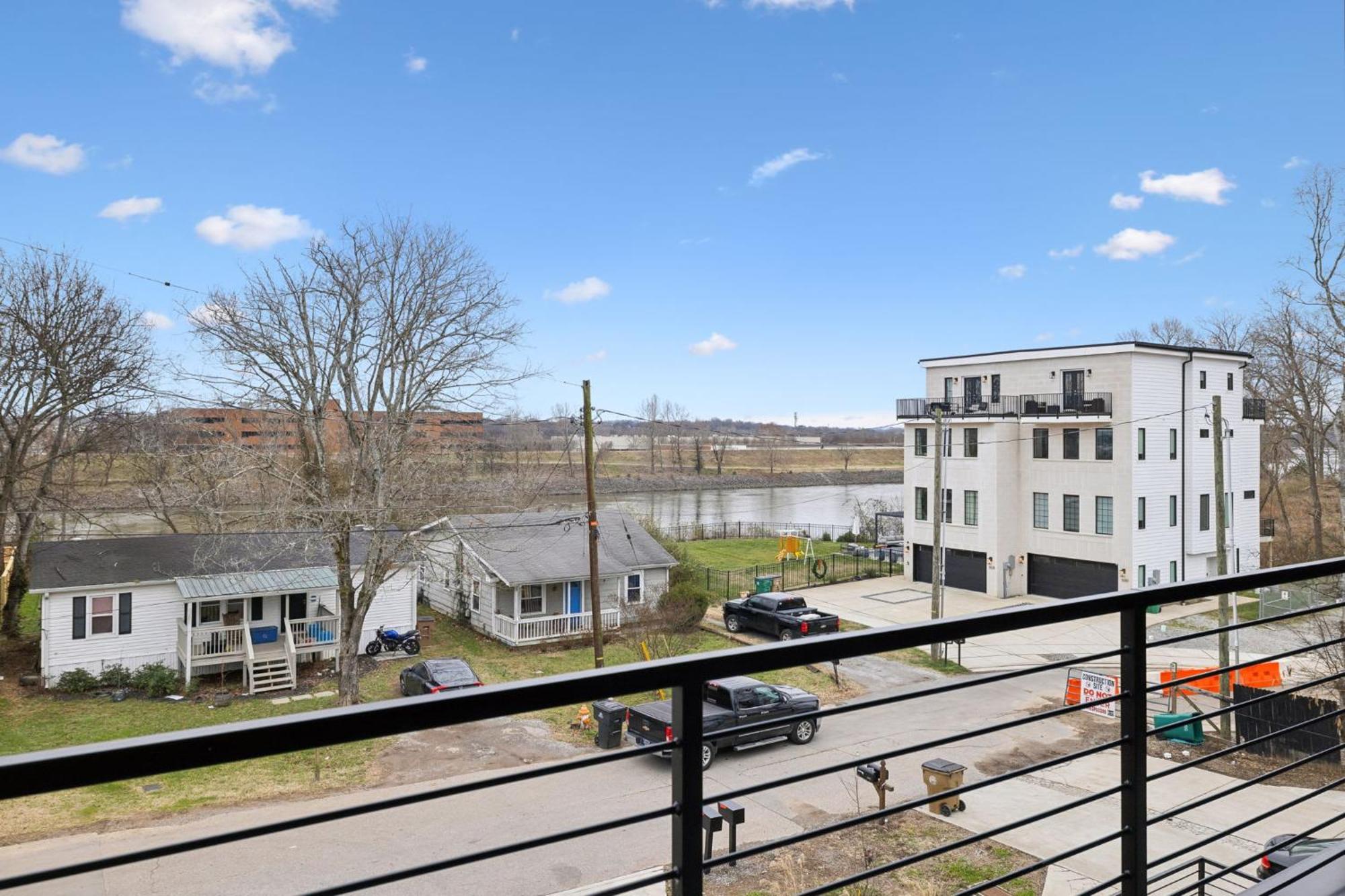 Stylish Multi-level Retreat Rooftop & Pool Table Holiday home Nashville