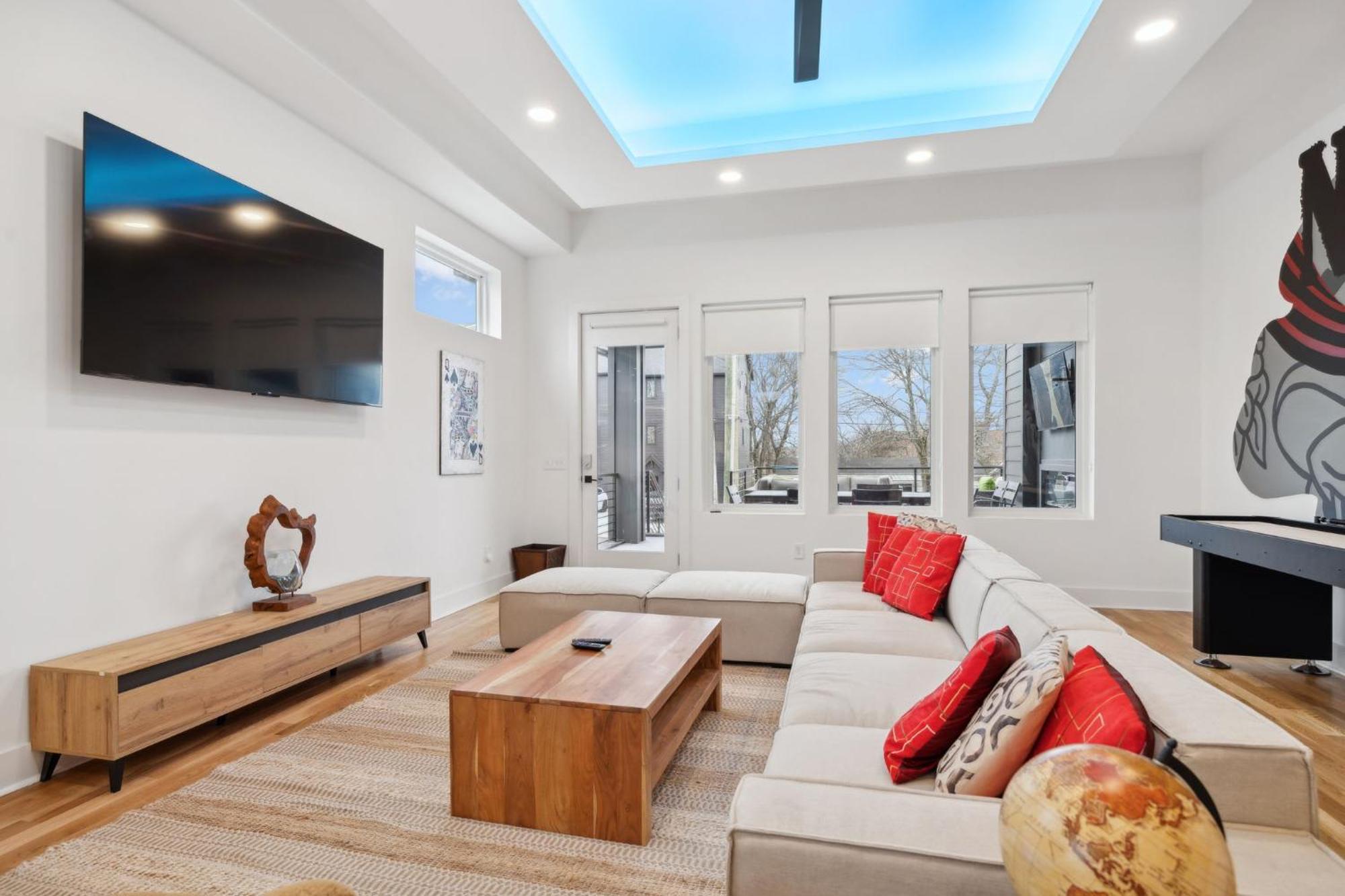 Stylish Multi-level Retreat Rooftop & Pool Table *