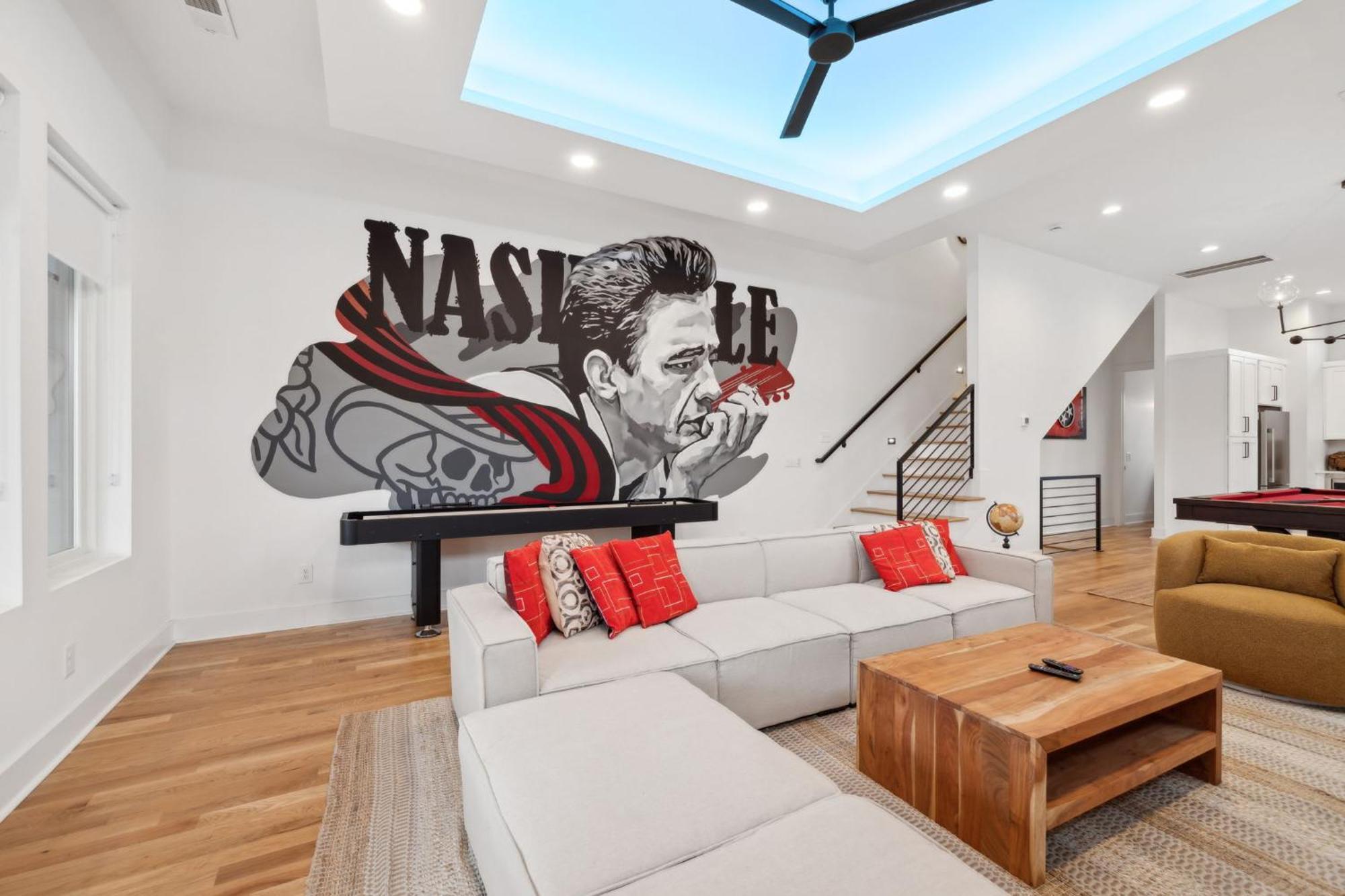 Stylish Multi-level Retreat Rooftop & Pool Table