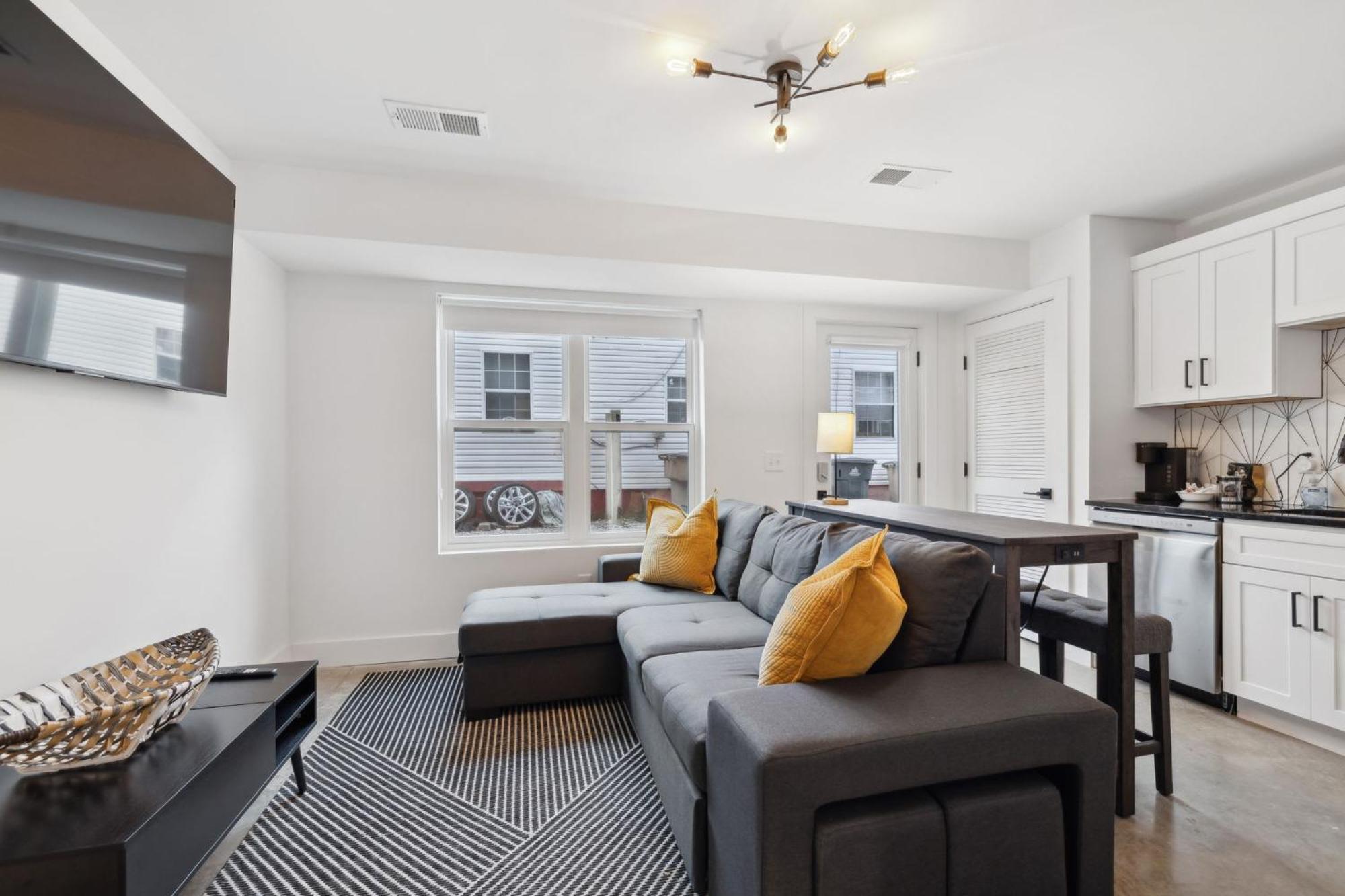 Stylish Multi-level Retreat Rooftop & Pool Table * Nashville