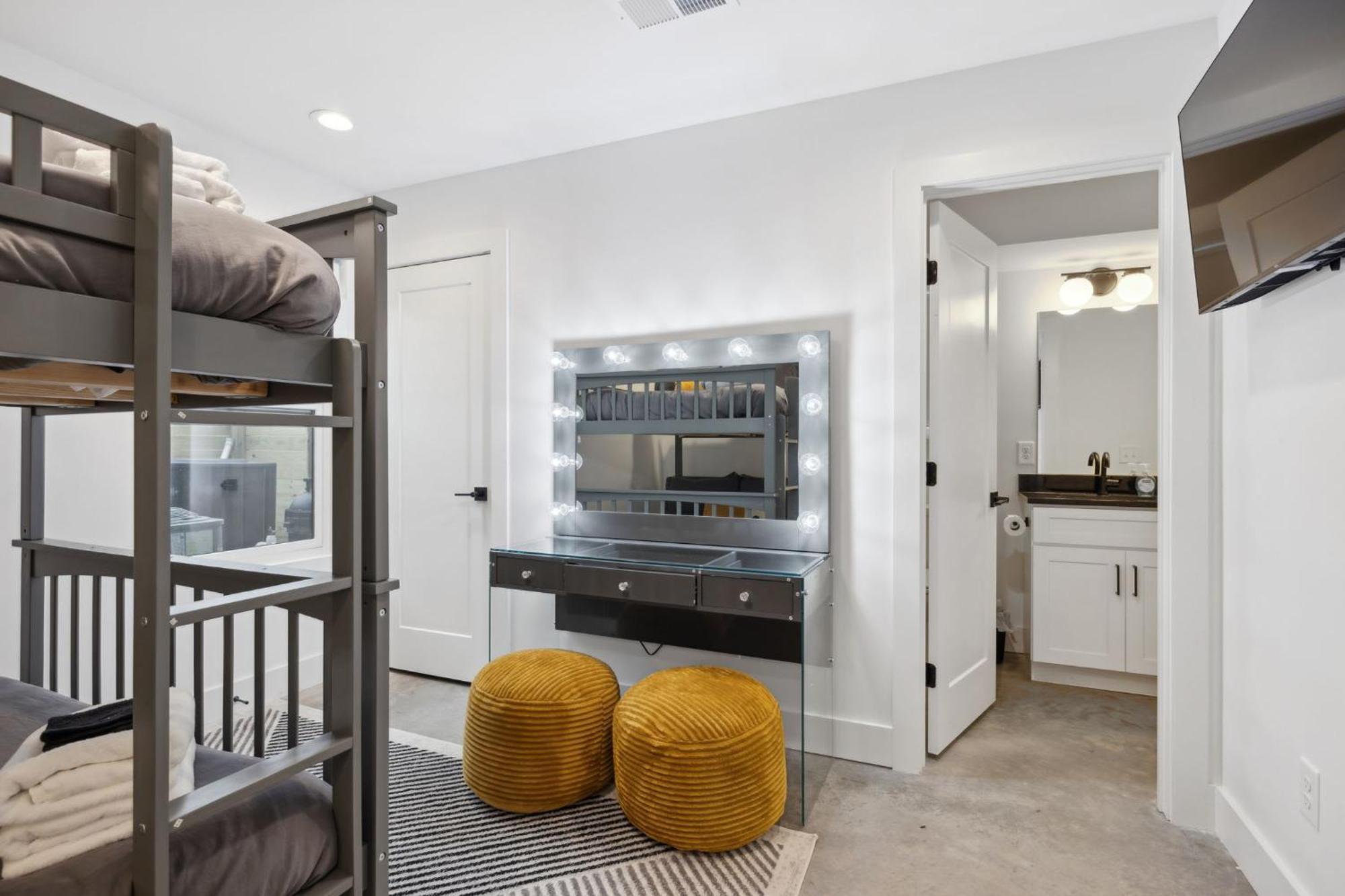 Holiday home Stylish Multi-level Retreat Rooftop & Pool Table