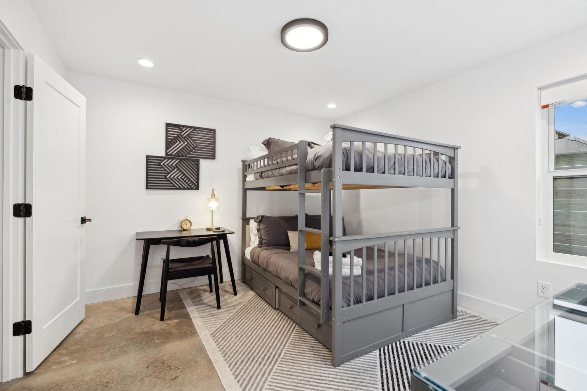 Stylish Multi-level Retreat Rooftop & Pool Table Holiday home *