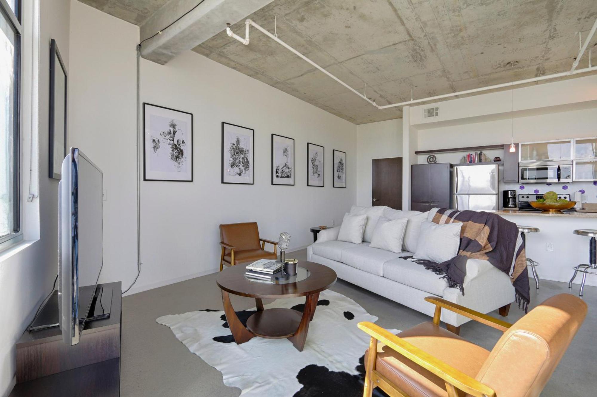 2-story Loft With Views *