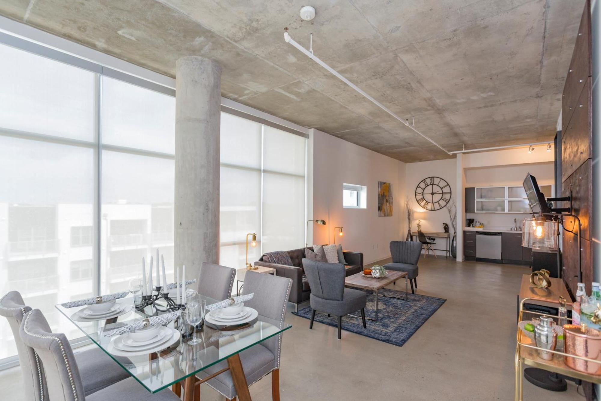 5m636- Views With Floor To Ceiling Windows * Nashville