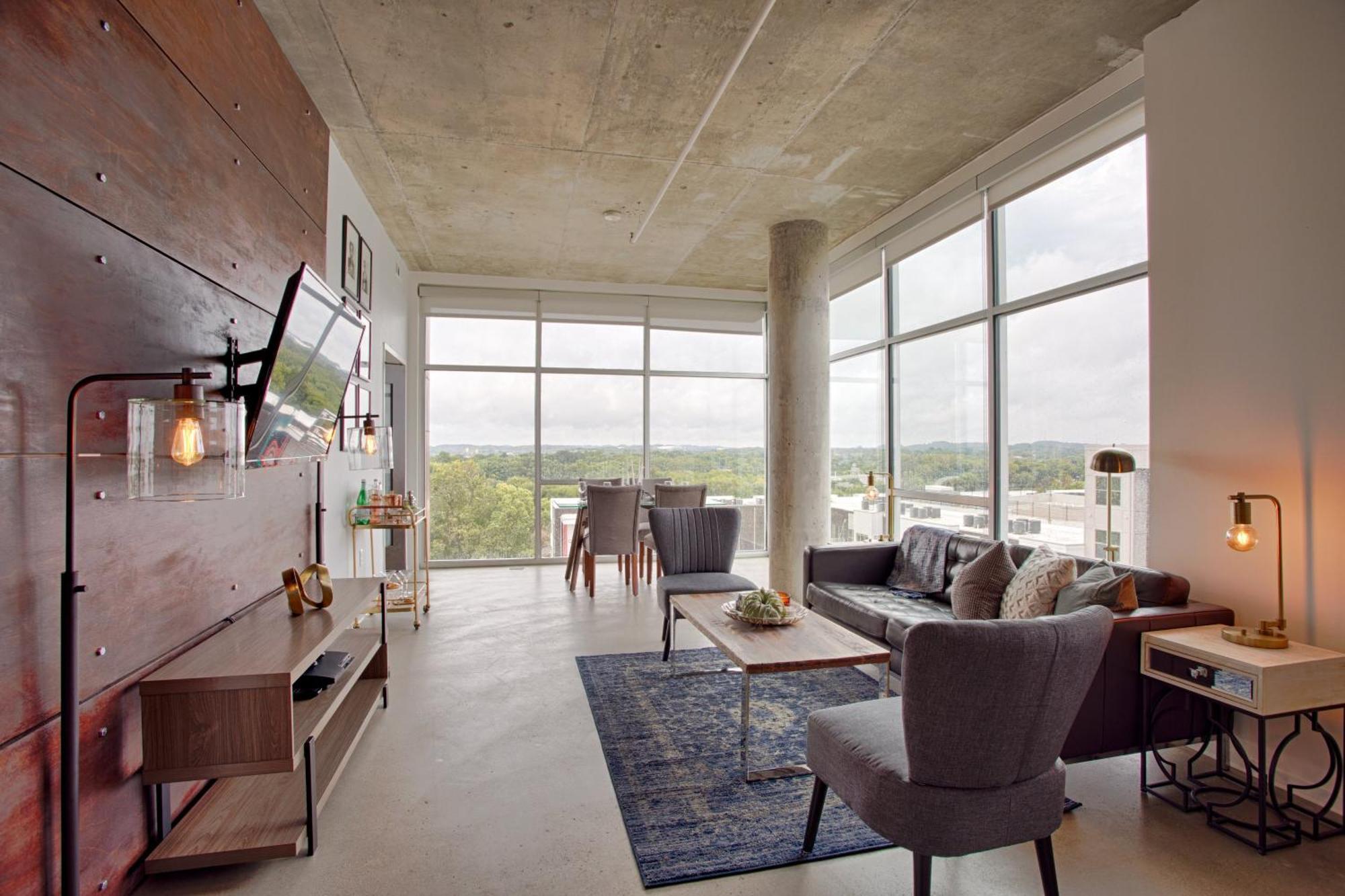 5m636- Views With Floor To Ceiling Windows Nashville