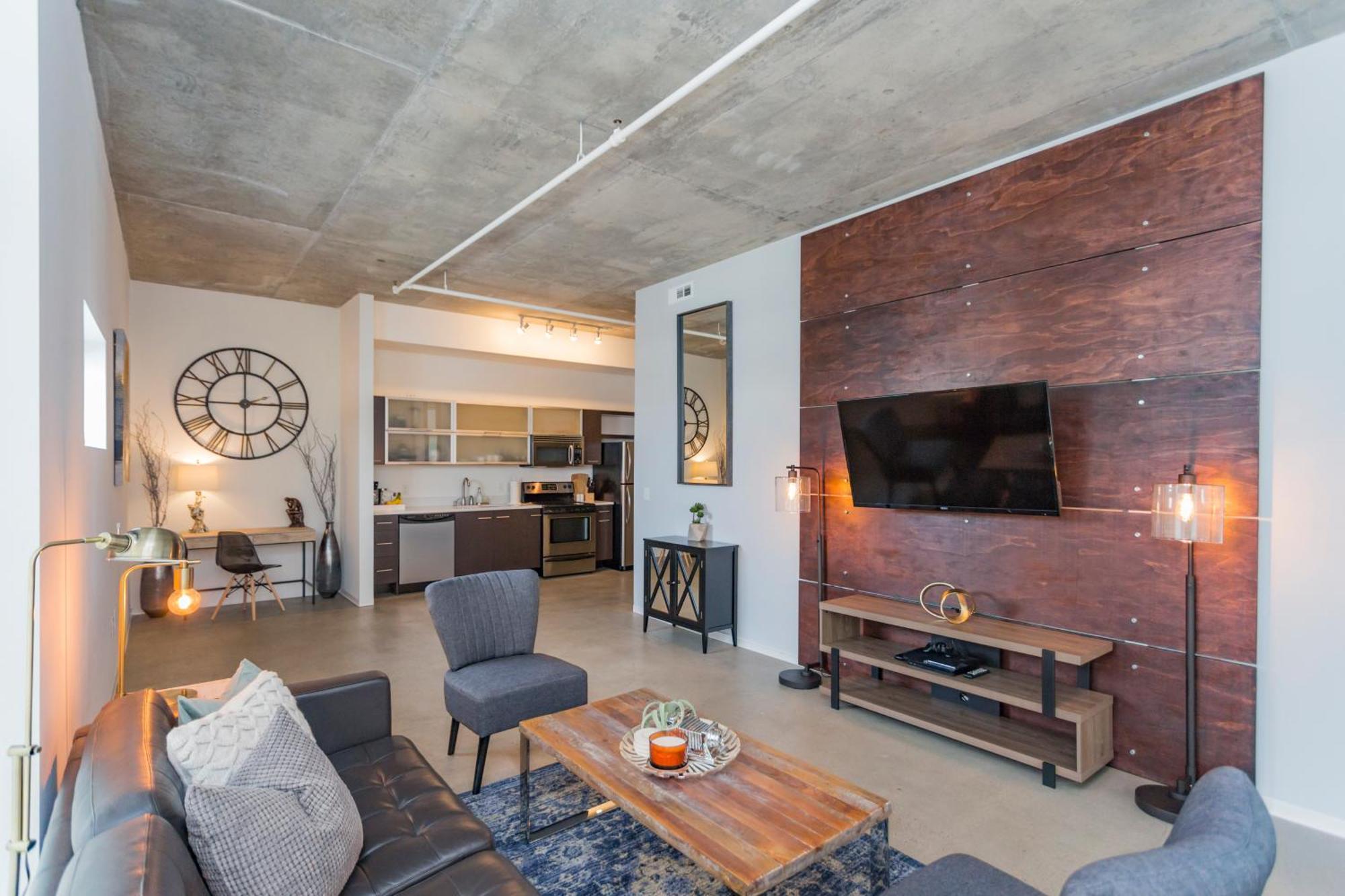 5m636- Views With Floor To Ceiling Windows