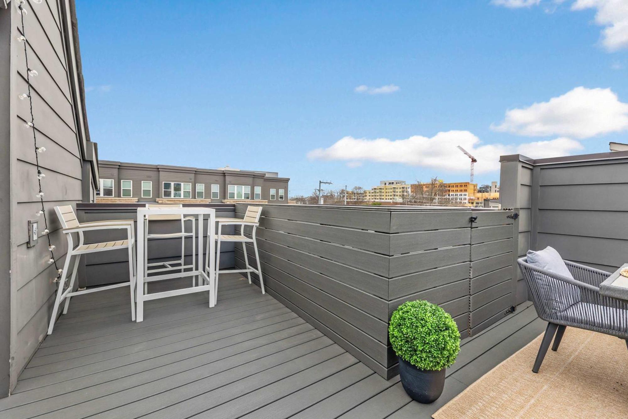 Holiday home The Hawkins House - Walk To Gulch, Rooftop Views!