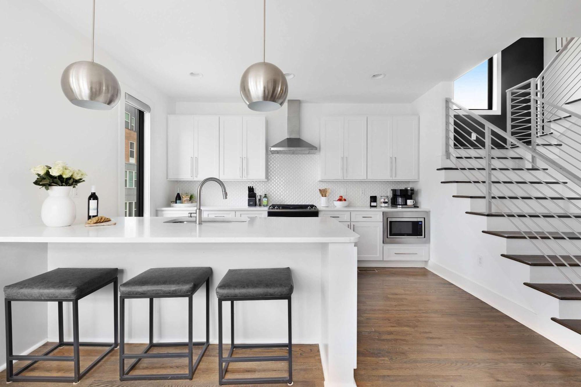 The Hawkins House - Walk To Gulch, Rooftop Views! Holiday home *