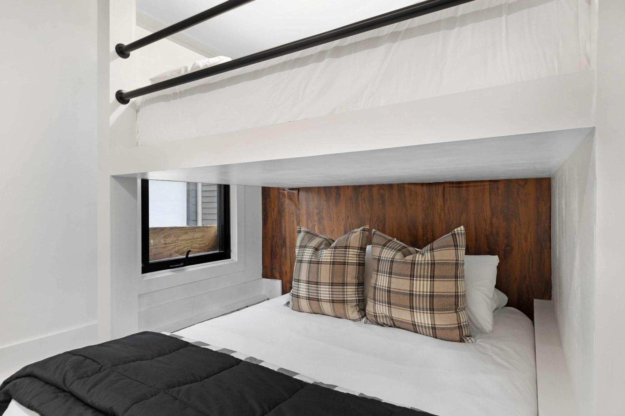 The Hawkins House - Walk To Gulch, Rooftop Views! Holiday home