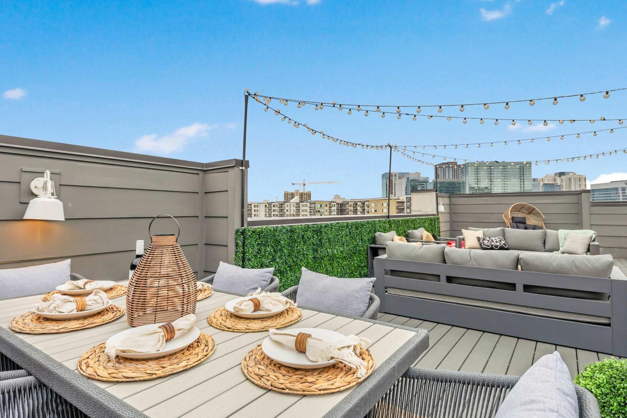 The Hawkins House - Walk To Gulch, Rooftop Views!