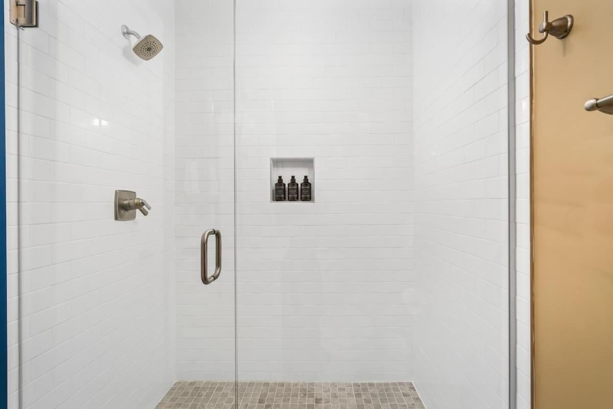 Chic Oasis 2 Miles From Dt - Pool Table - B-dashy Holiday home