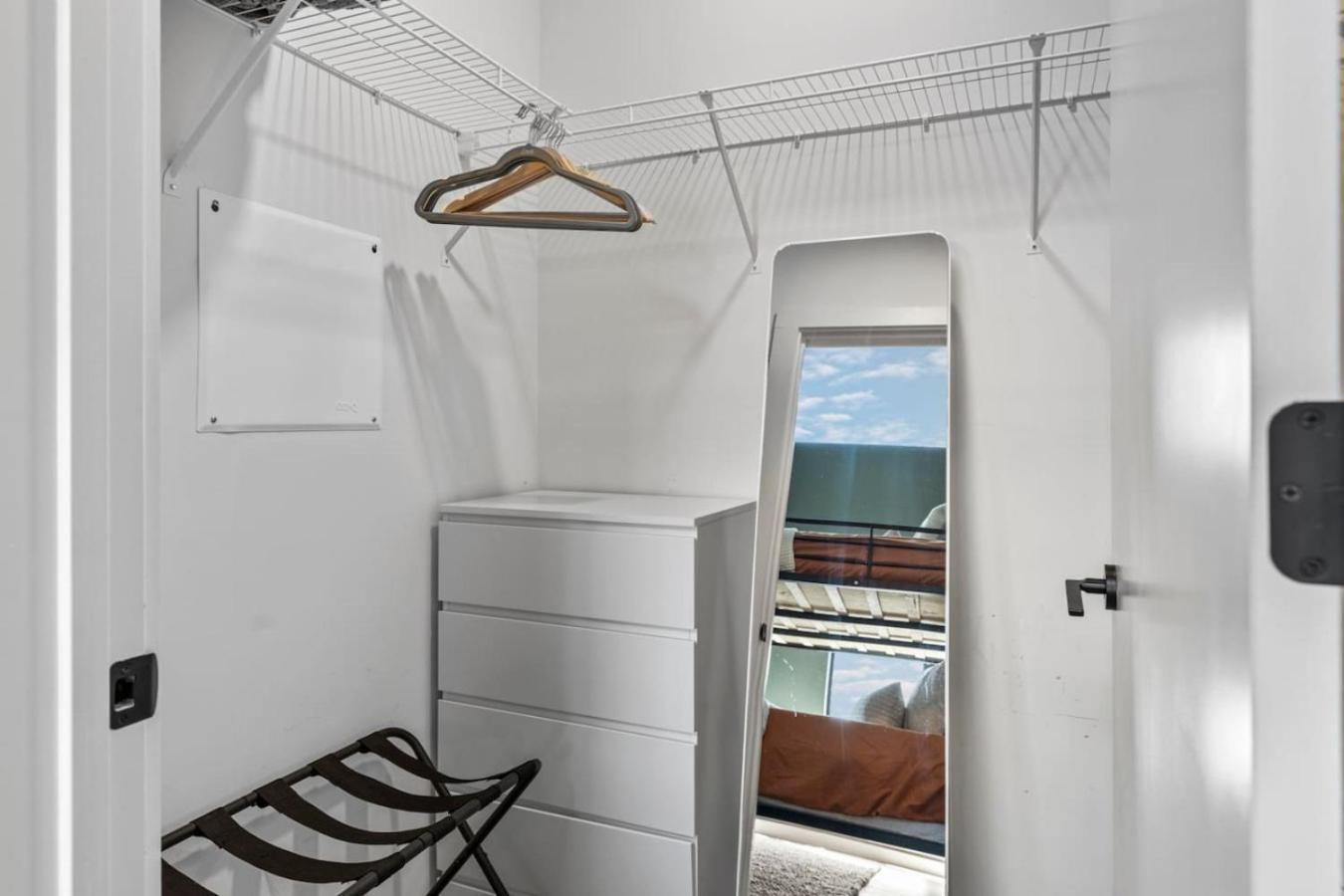 Penthouse Luxury With Pool Patio And View Walk To Broadway Holiday home