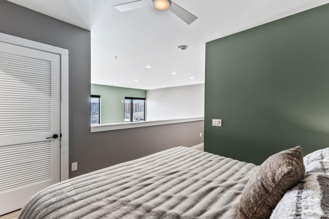 Penthouse Luxury With Pool Patio And View Walk To Broadway *