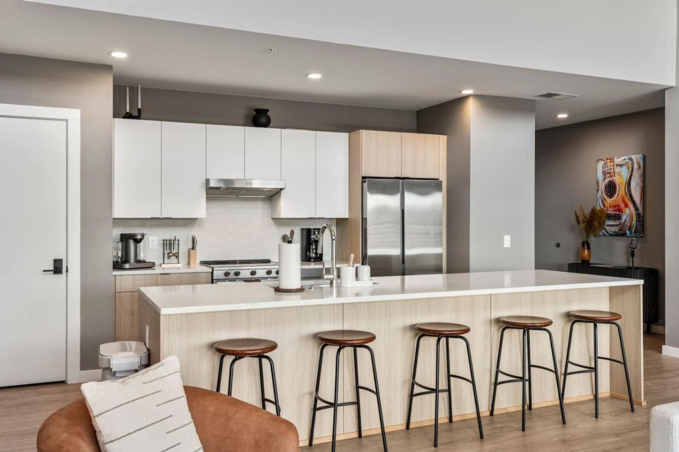 Holiday home Penthouse Luxury With Pool Patio And View Walk To Broadway *