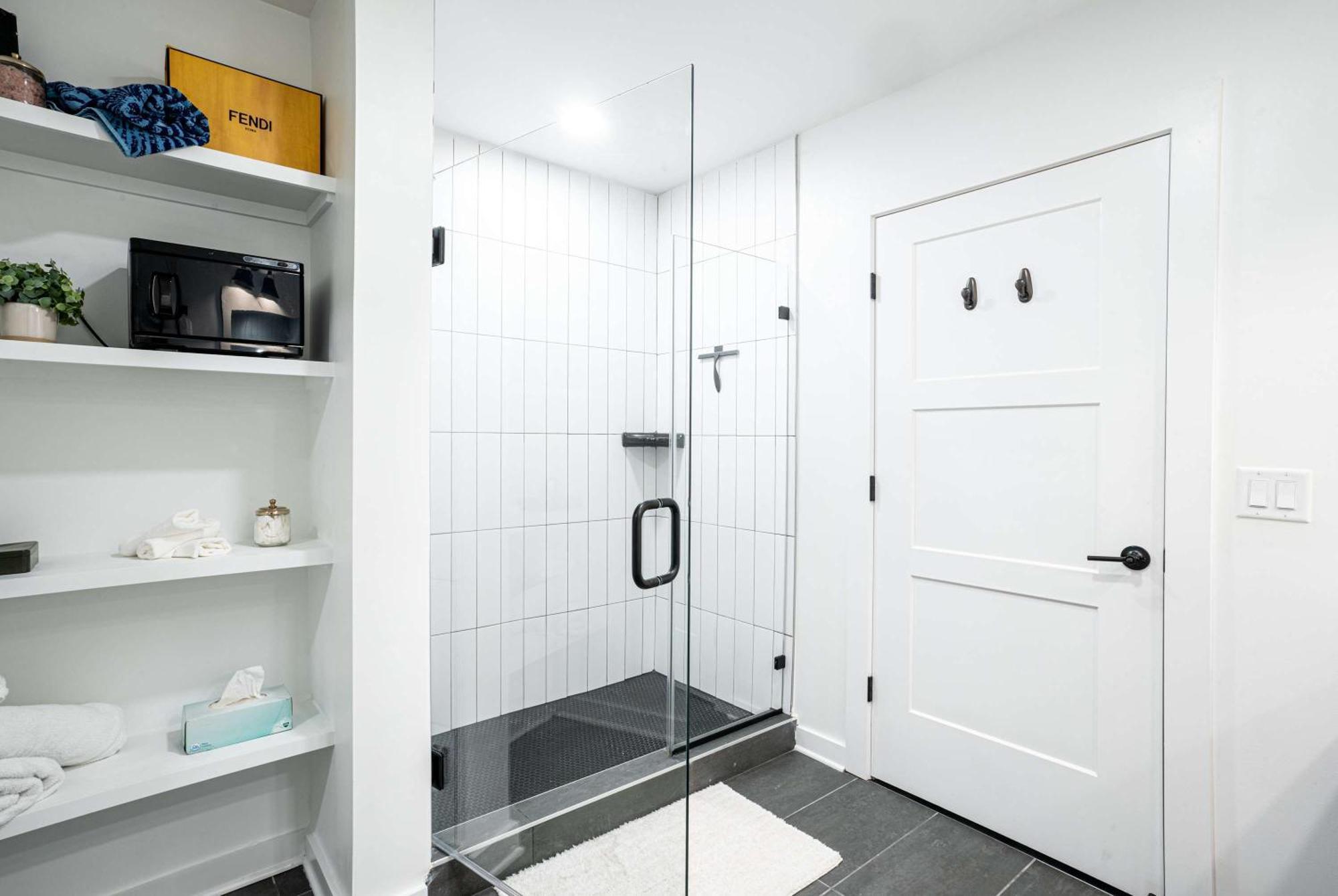 Cental Luxe 2 Bed 2 Bath Apartment