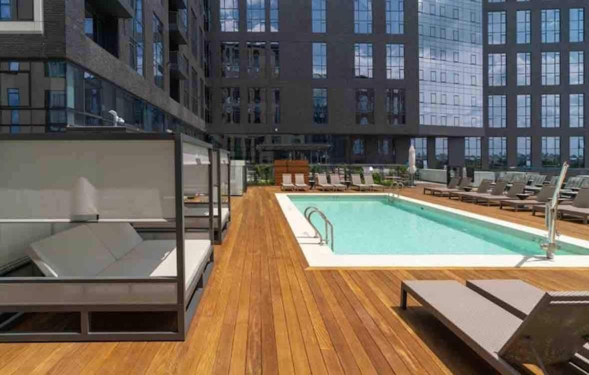 Cental Luxe 2 Bed 2 Bath Apartment *