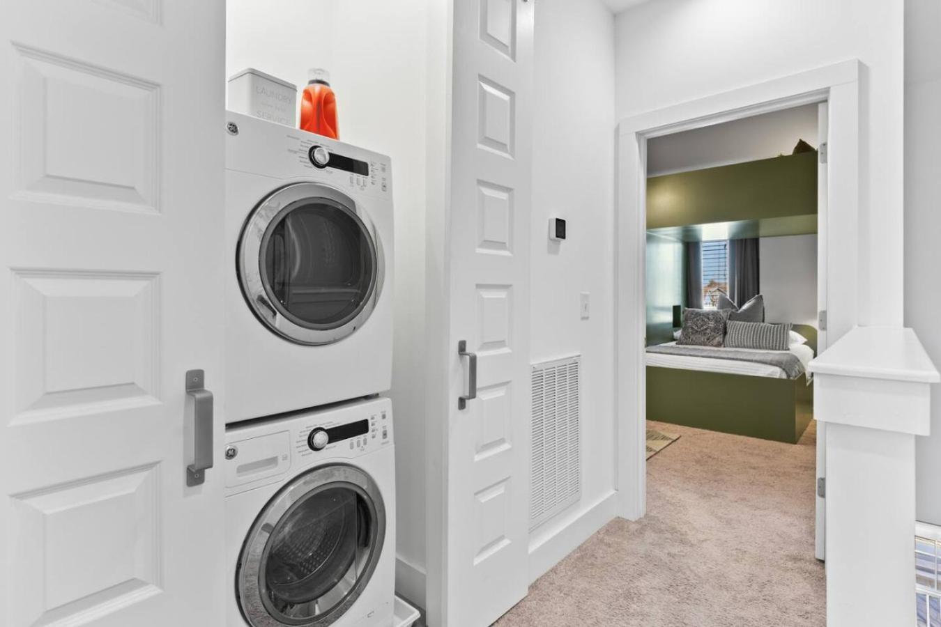 Vibrant In The Nations With Garage Walk To Restaurants And Shops