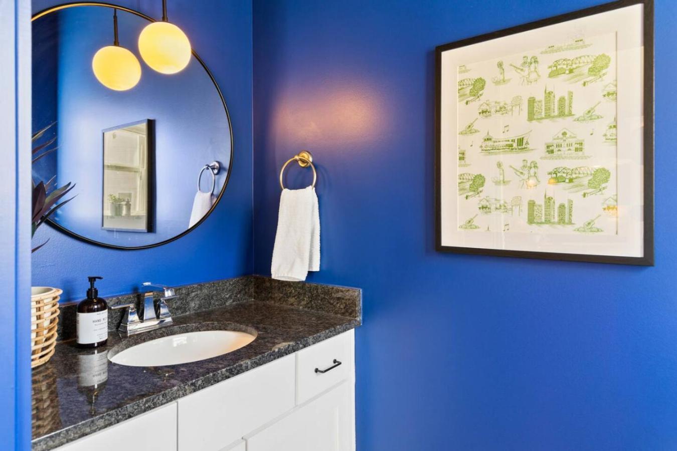 Vibrant In The Nations With Garage Walk To Restaurants And Shops