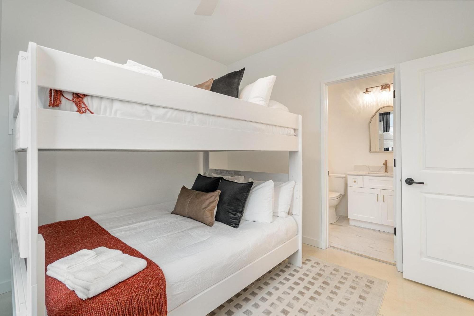 Backstage - 3 Units - Rooftop Hot Tubs Holiday home *