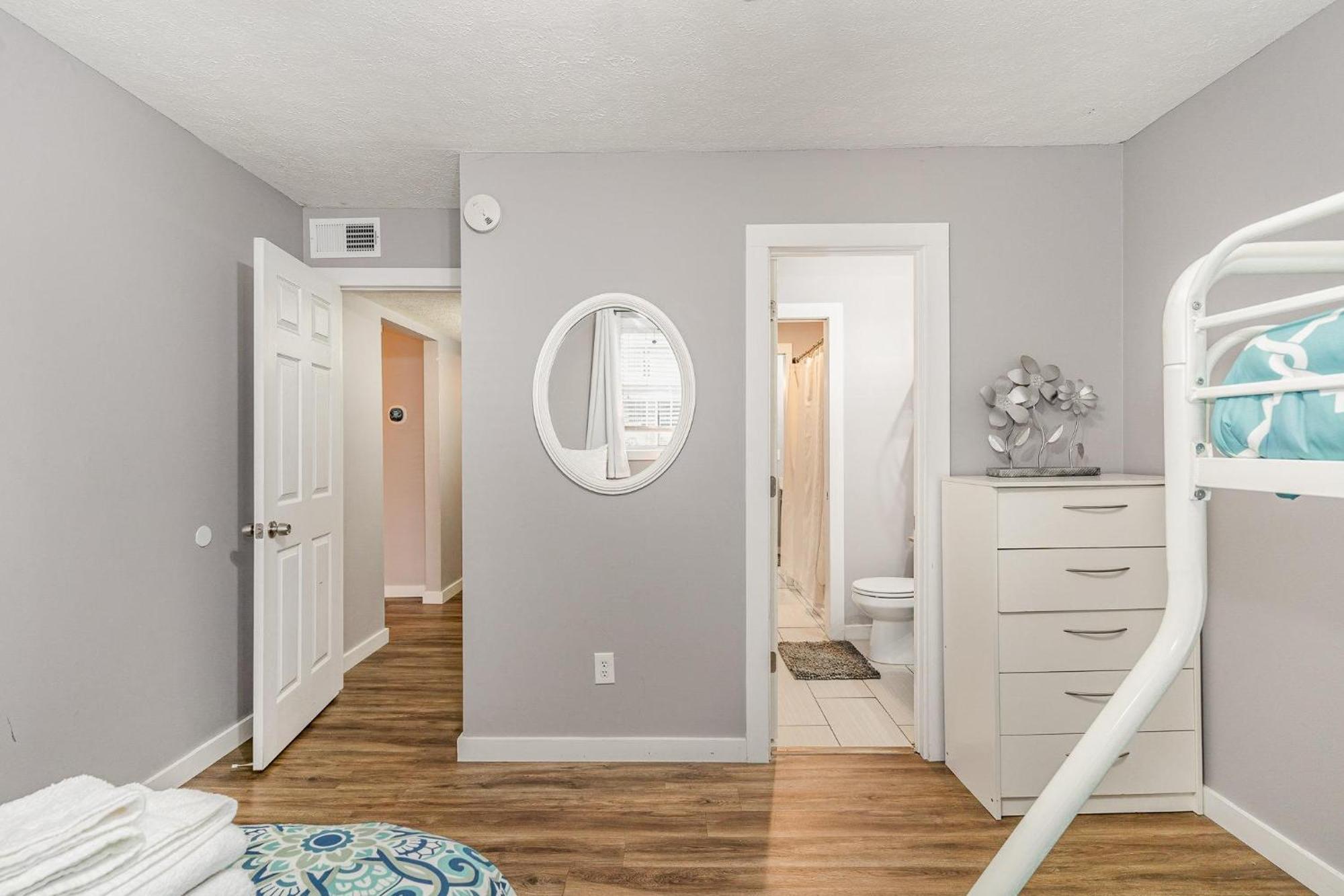 South Wing - 2 Units - 4 Bedrooms - Mins To Zoo Holiday home Nashville