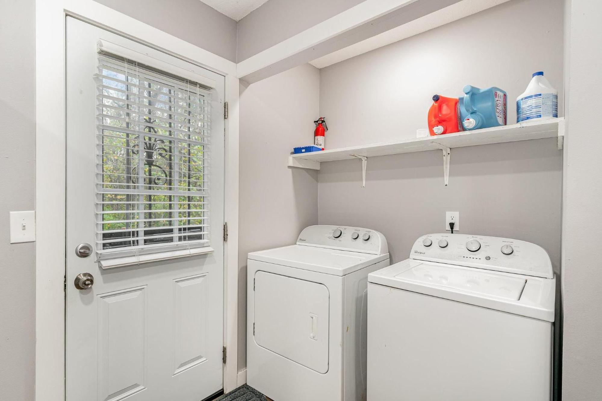 South Wing - 2 Units - 4 Bedrooms - Mins To Zoo Holiday home Nashville