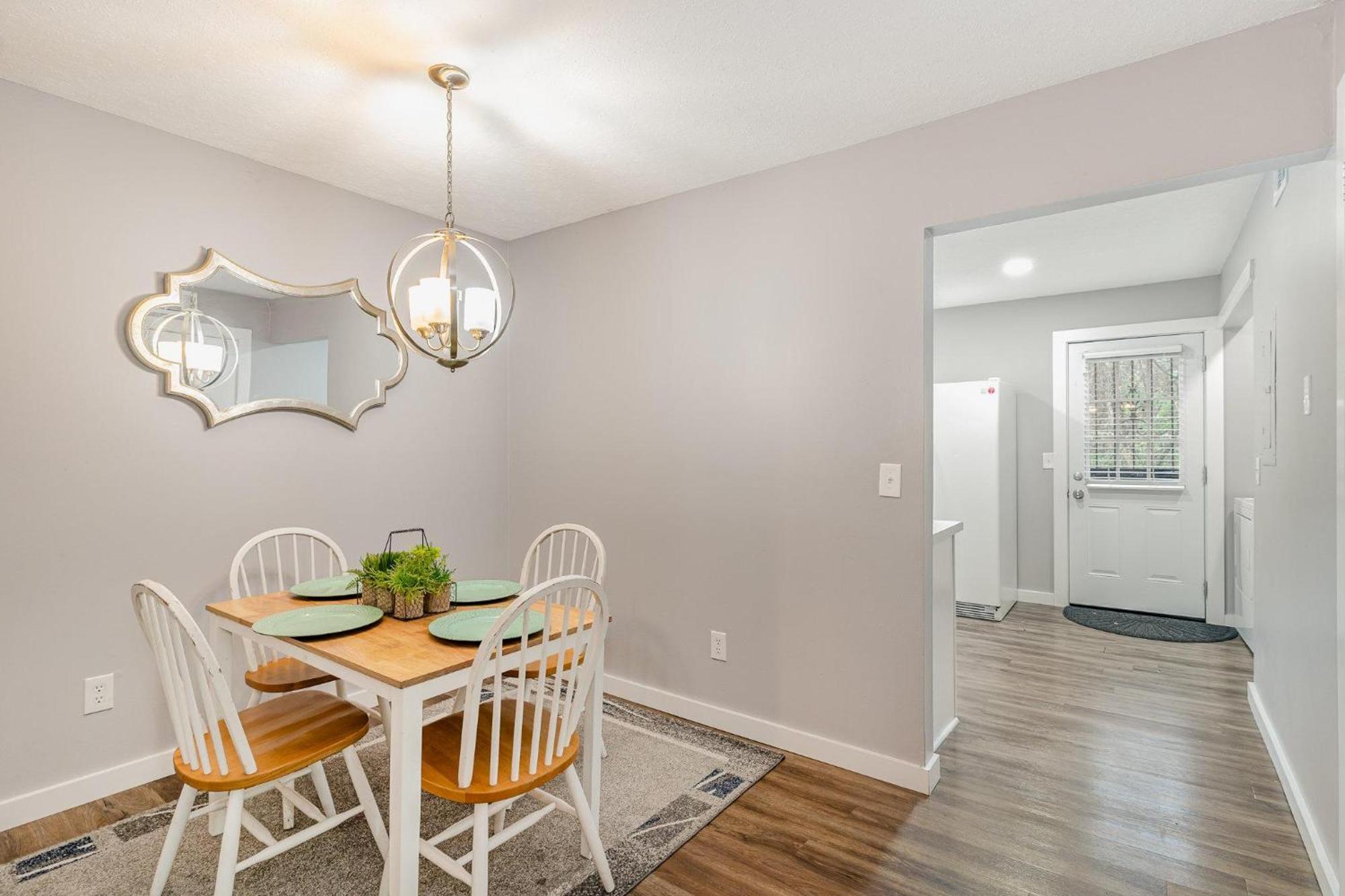 South Wing - 2 Units - 4 Bedrooms - Mins To Zoo Holiday home Nashville