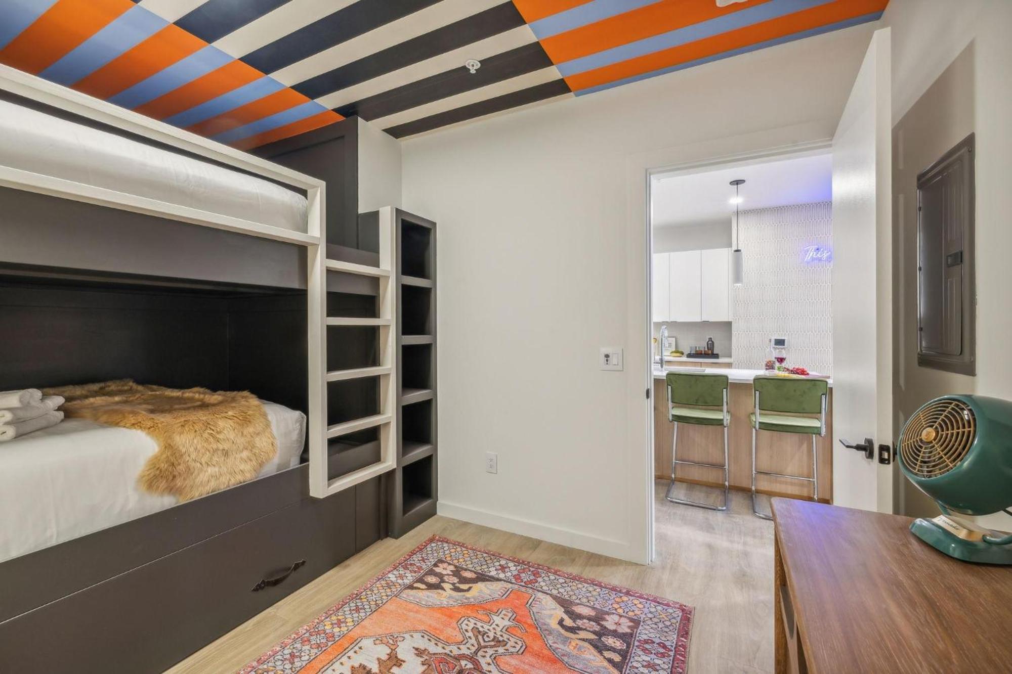 Hyve - Tempo - 2 Units - Walk To Broadway