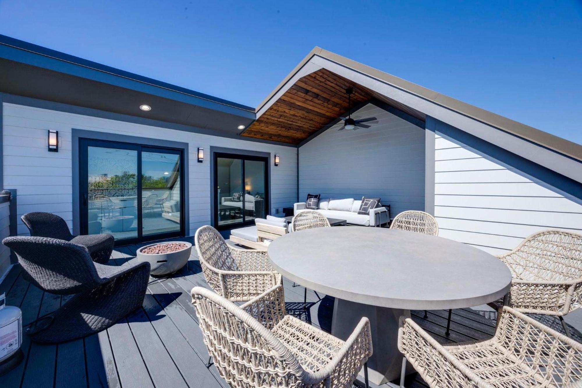 Enchant - Stunning Views - Modern Luxe Holiday home