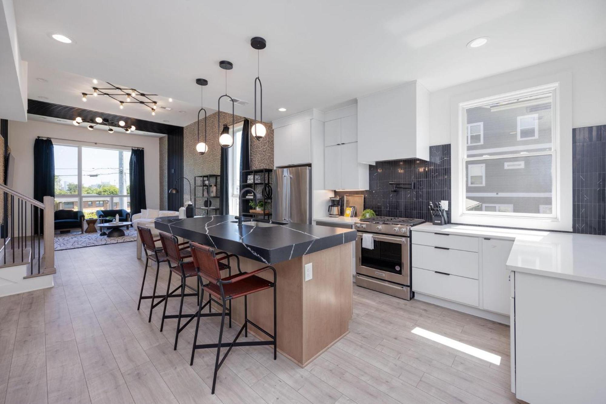 Enchant - Stunning Views - Modern Luxe *