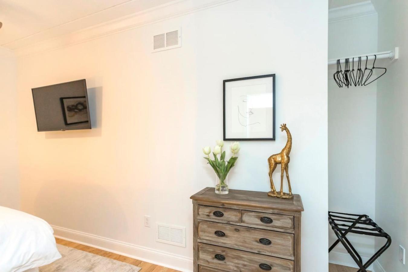 Apartment Two On Music Row That Sleeps 14 With Pool And Parking