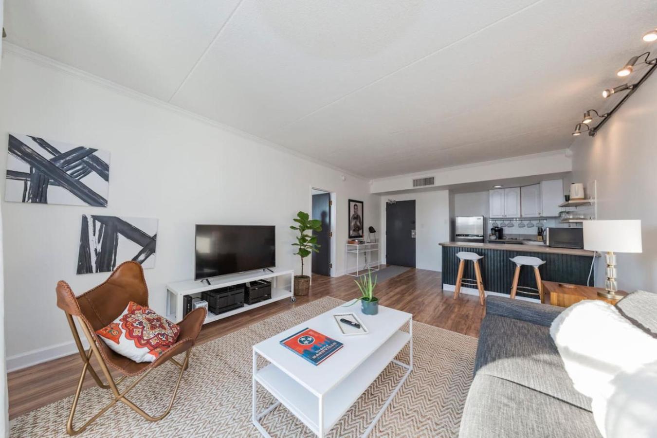 Apartment Two On Music Row That Sleeps 14 With Pool And Parking