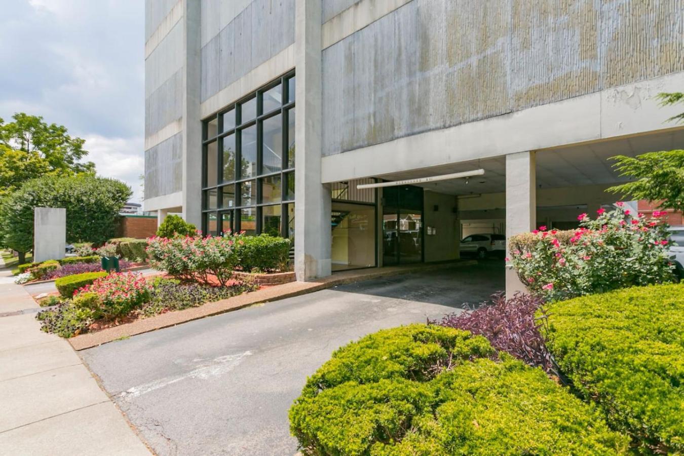 Two On Music Row That Sleeps 14 With Pool And Parking Nashville