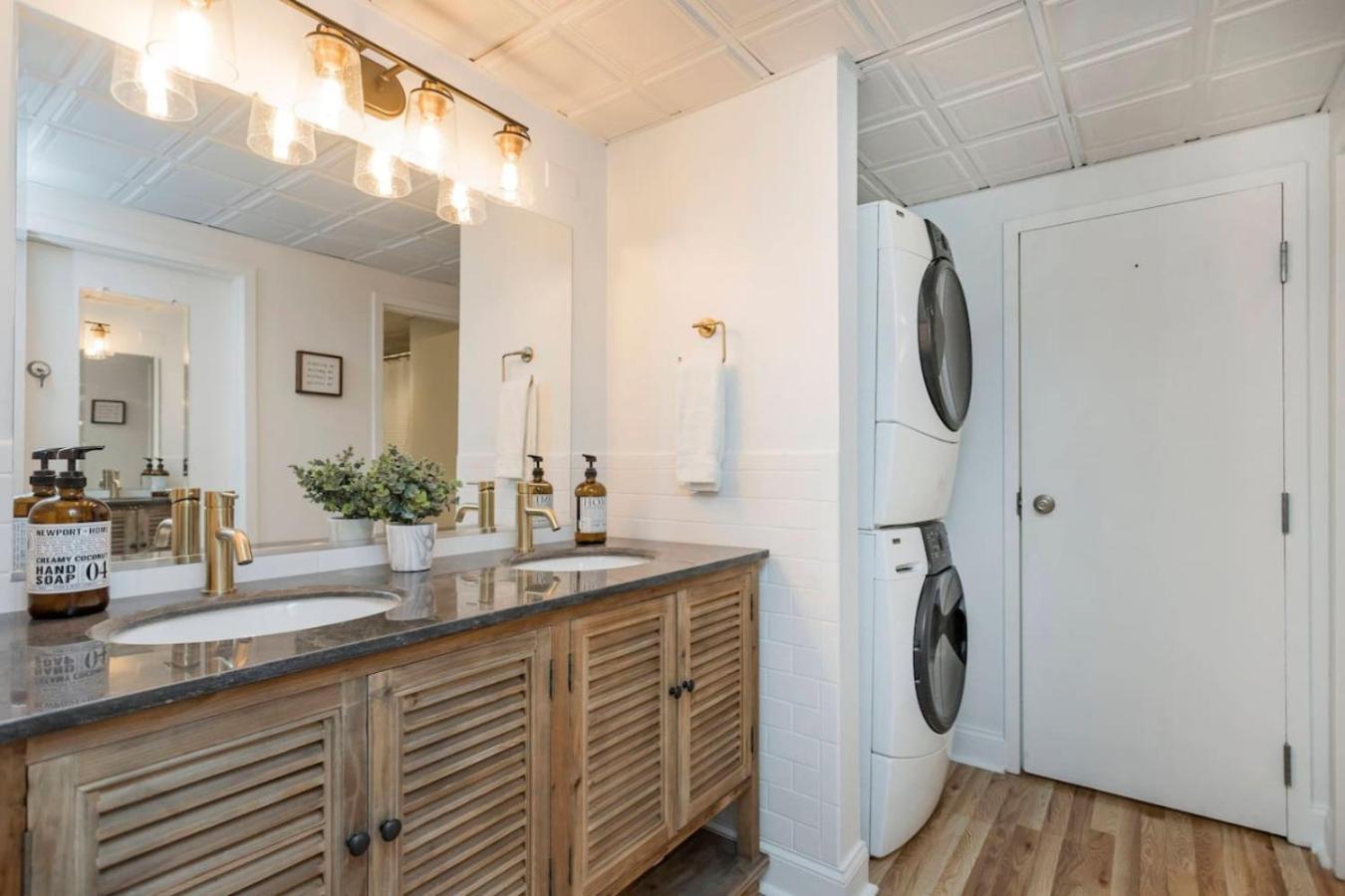 Apartment Two On Music Row That Sleeps 14 With Pool And Parking
