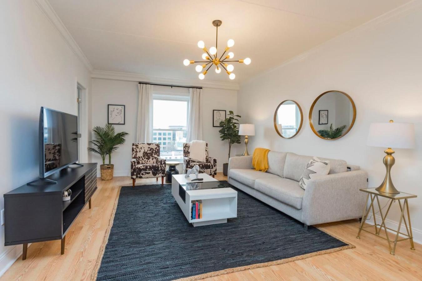 Apartment Two On Music Row That Sleeps 14 With Pool And Parking