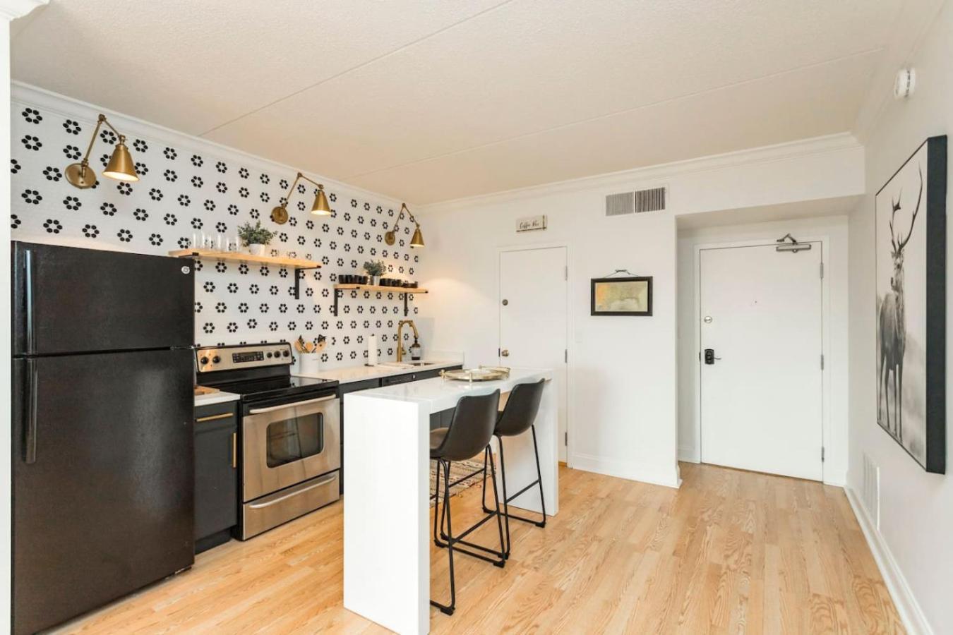 Apartment Two On Music Row That Sleeps 14 With Pool And Parking *
