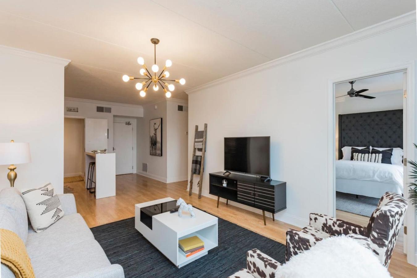 Two On Music Row That Sleeps 14 With Pool And Parking
